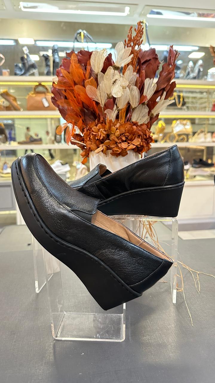 Sapato Feminino Anabela em Couro Antistress