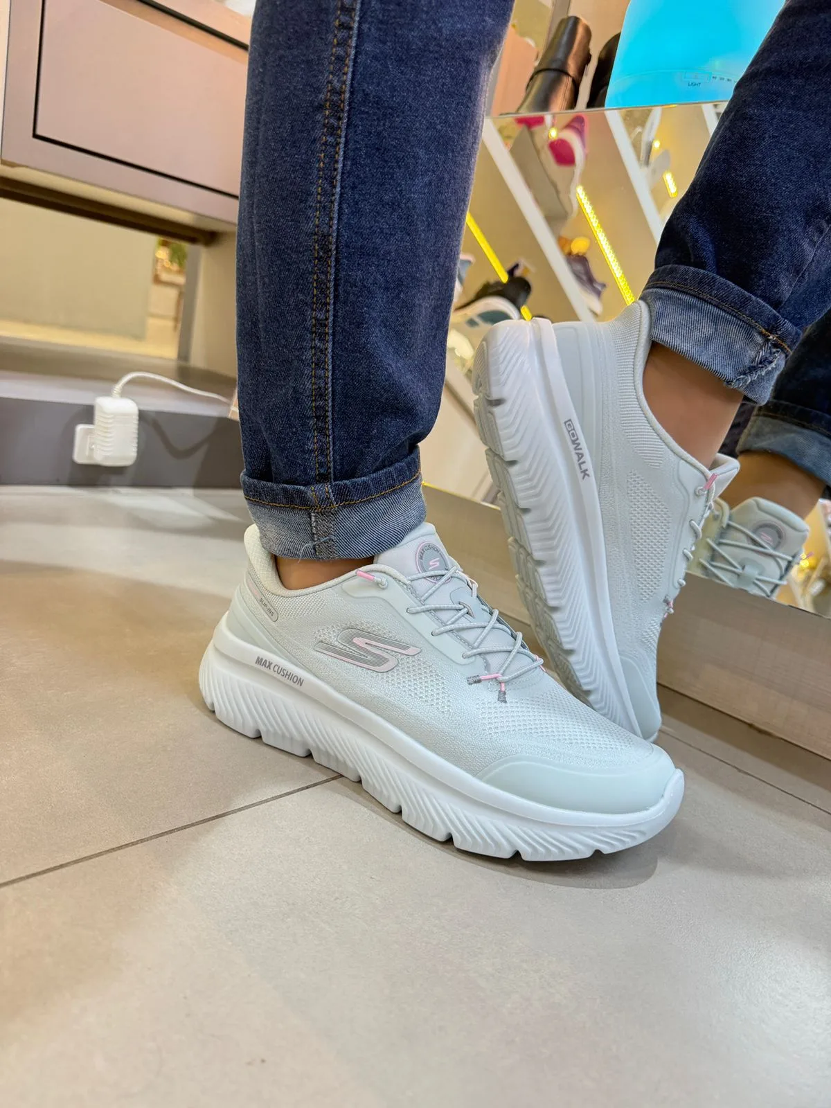 Tênis Feminino Go Walk Max Cushioning Hyper Burst Skechers