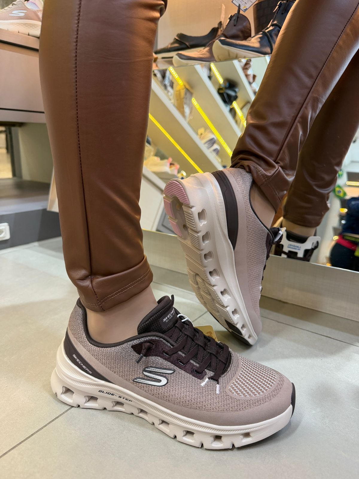 Tênis Feminino Skechers Glide-Step Original Marrom