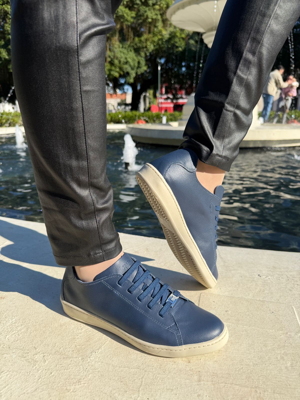 Tênis feminino Marina Mello couro azul-marinho