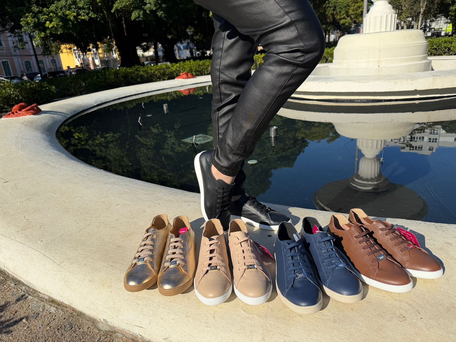 Tênis feminino Marina Mello couro nas cores nude, dourado, marrom, azul-marinho e preto