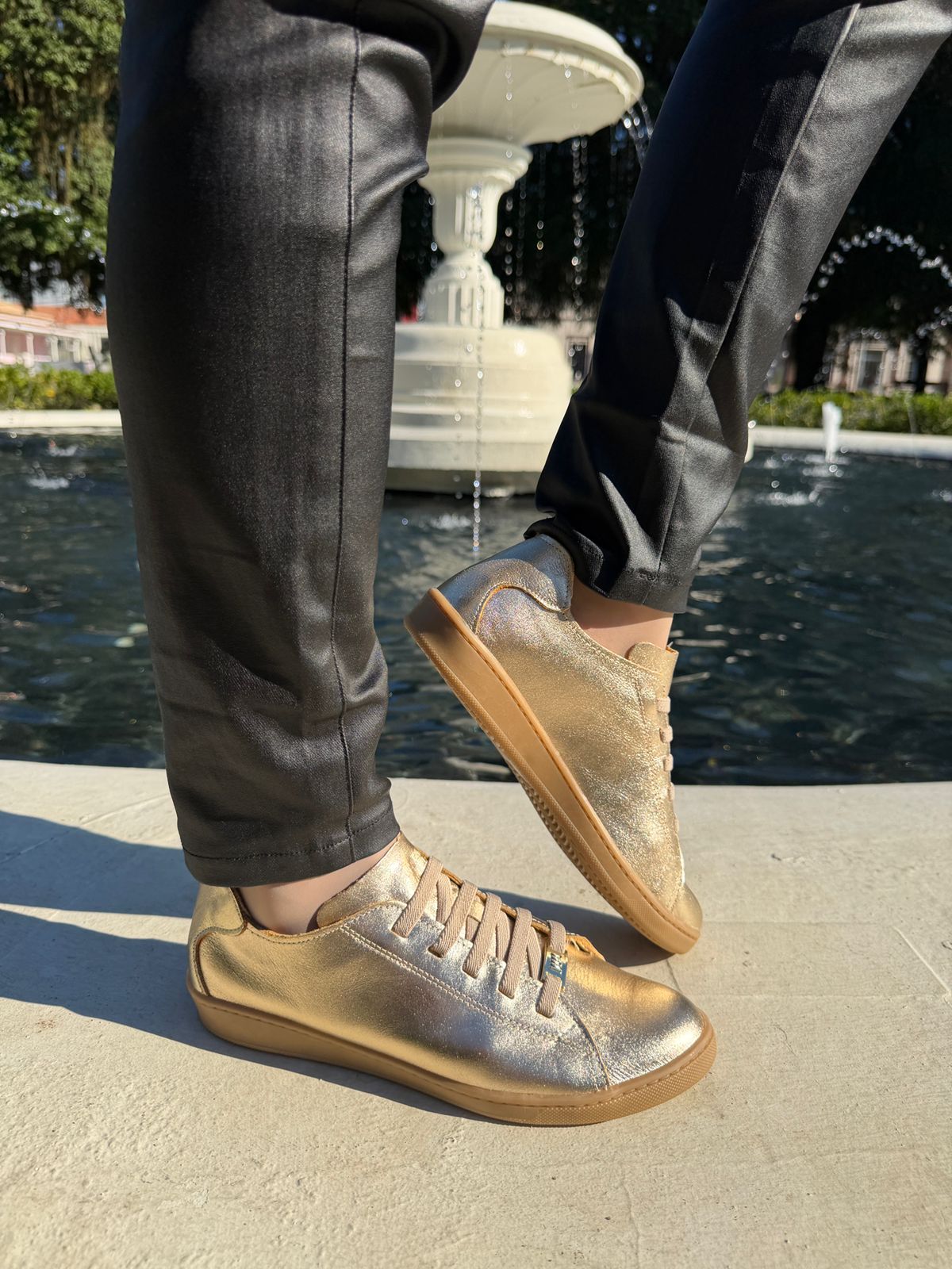 Tênis feminino Marina Mello couro dourado