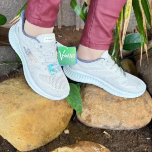 Tênis Skechers Go Walk Now Slip-ins bege no pé