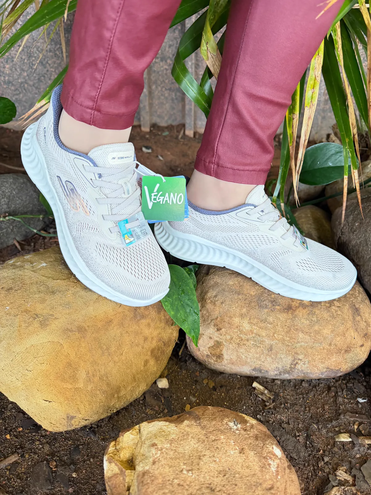Tênis Skechers Go Walk Now Slip-ins bege no pé
