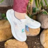 Tênis Skechers Go Walk Now Slip-ins bege no pé