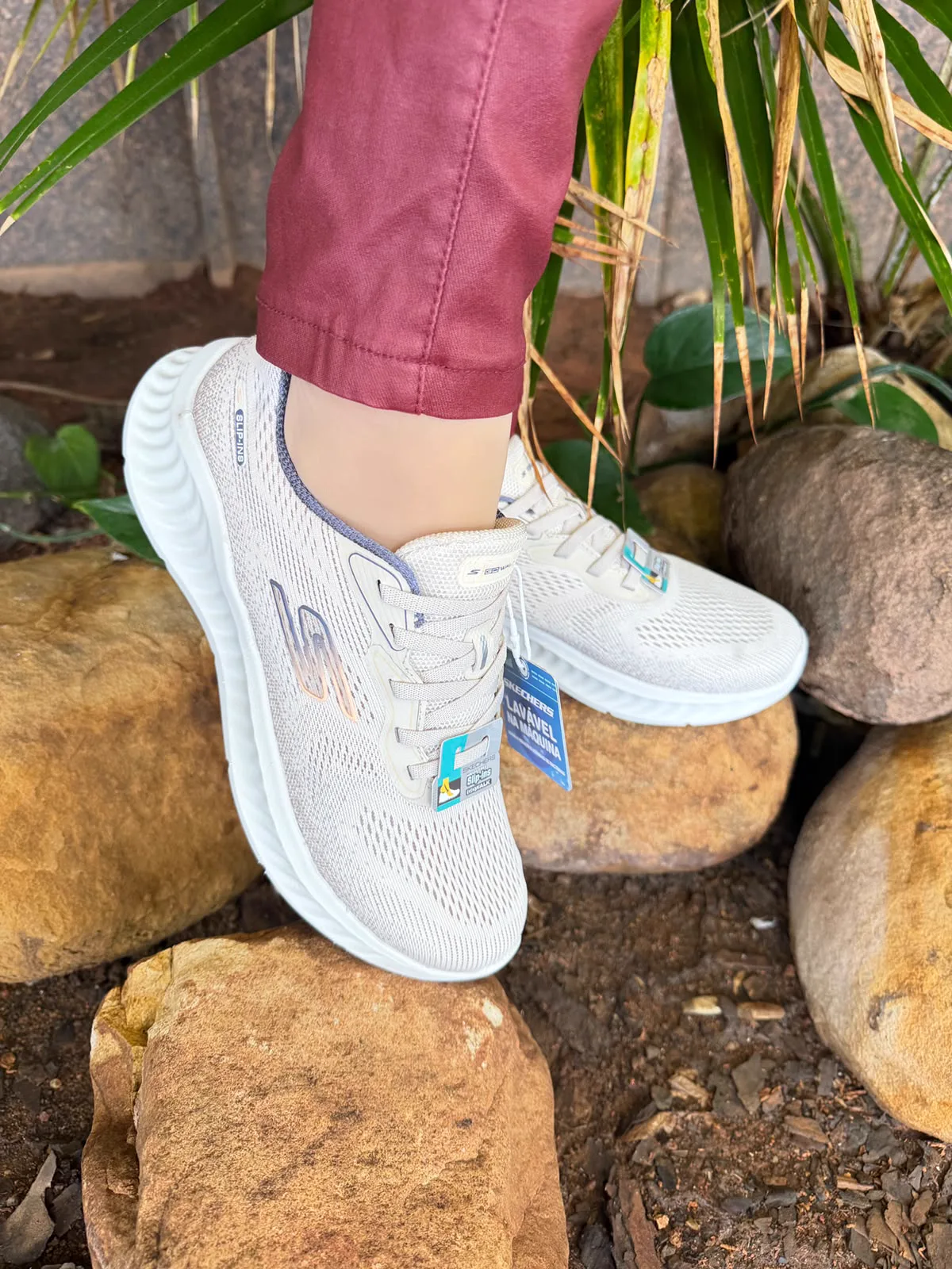 Tênis Skechers Go Walk Now Slip-ins bege no pé