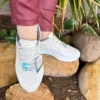 Tênis Skechers Go Walk Now Slip-ins bege no pé