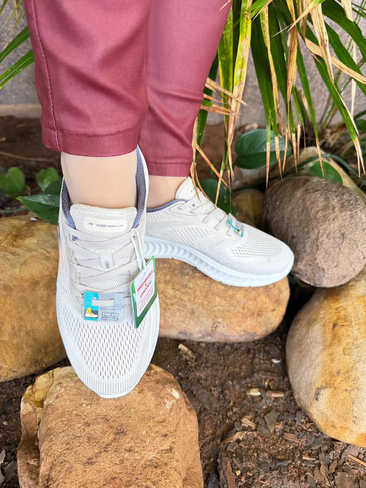 Tênis Skechers Go Walk Now Slip-ins bege no pé