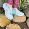 Tênis Skechers Go Walk Now Slip-ins bege no pé