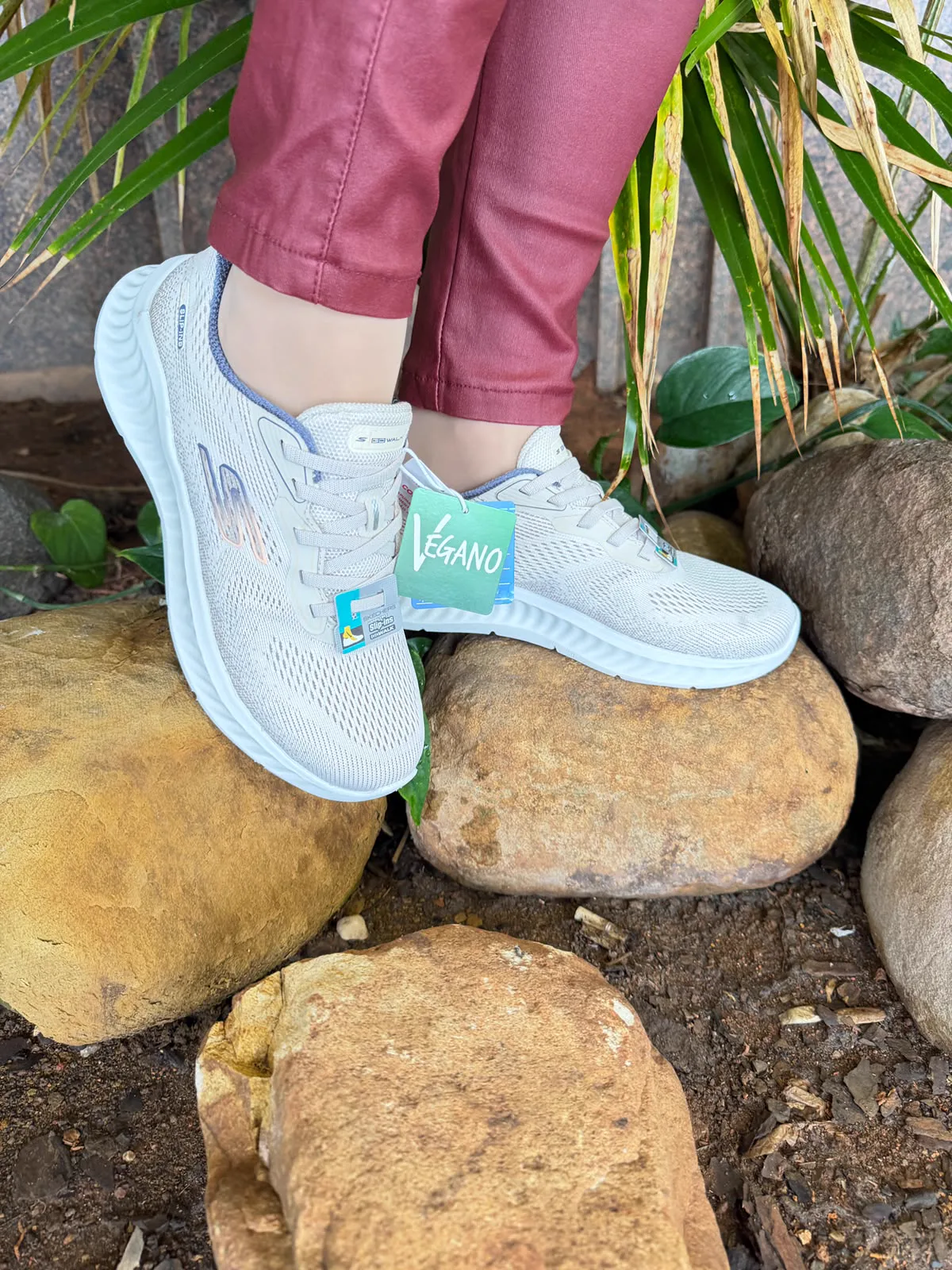 Tênis Skechers Go Walk Now Slip-ins bege no pé