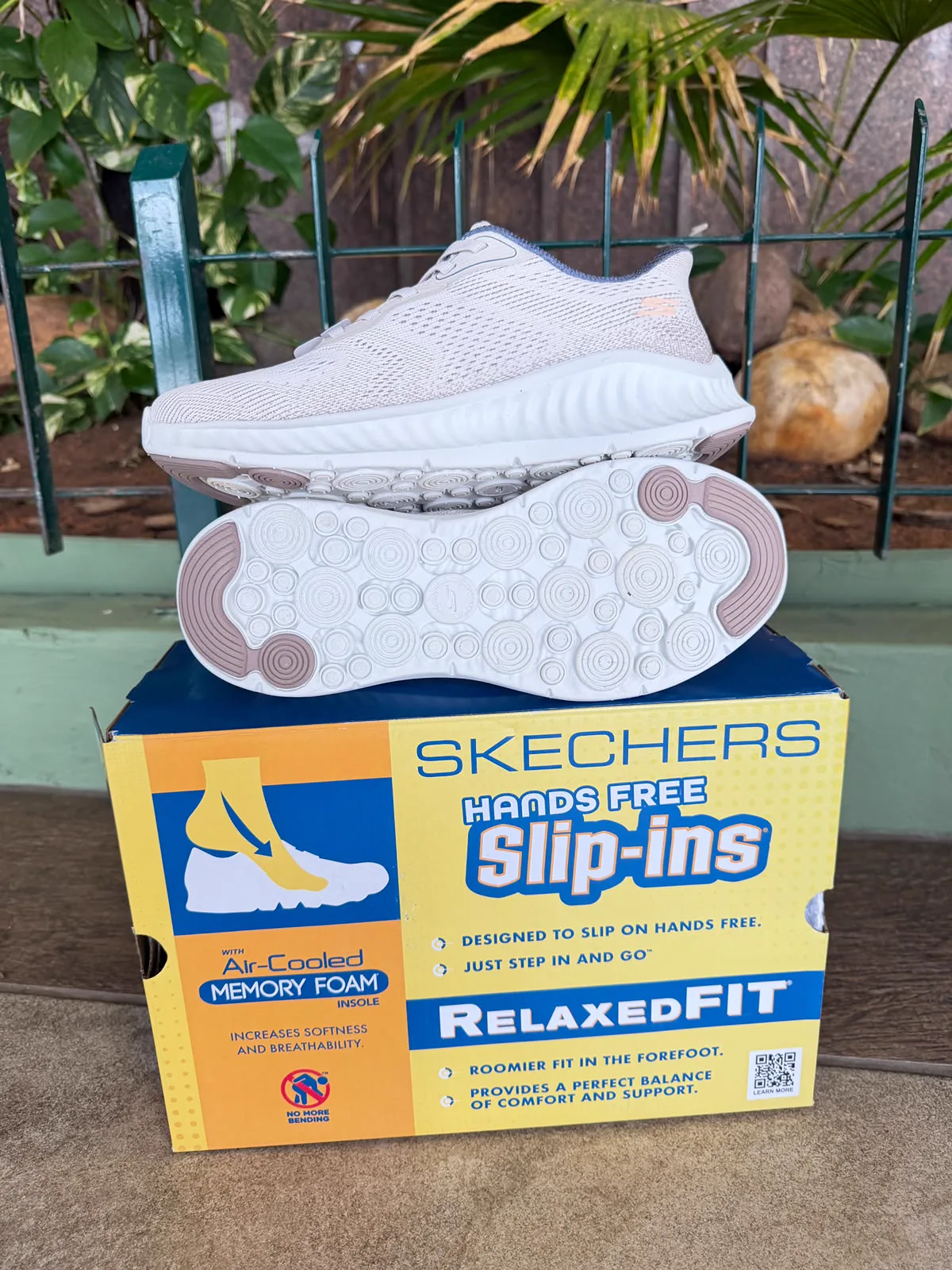 Tênis Skechers Go Walk Now Slip-ins bege no pé