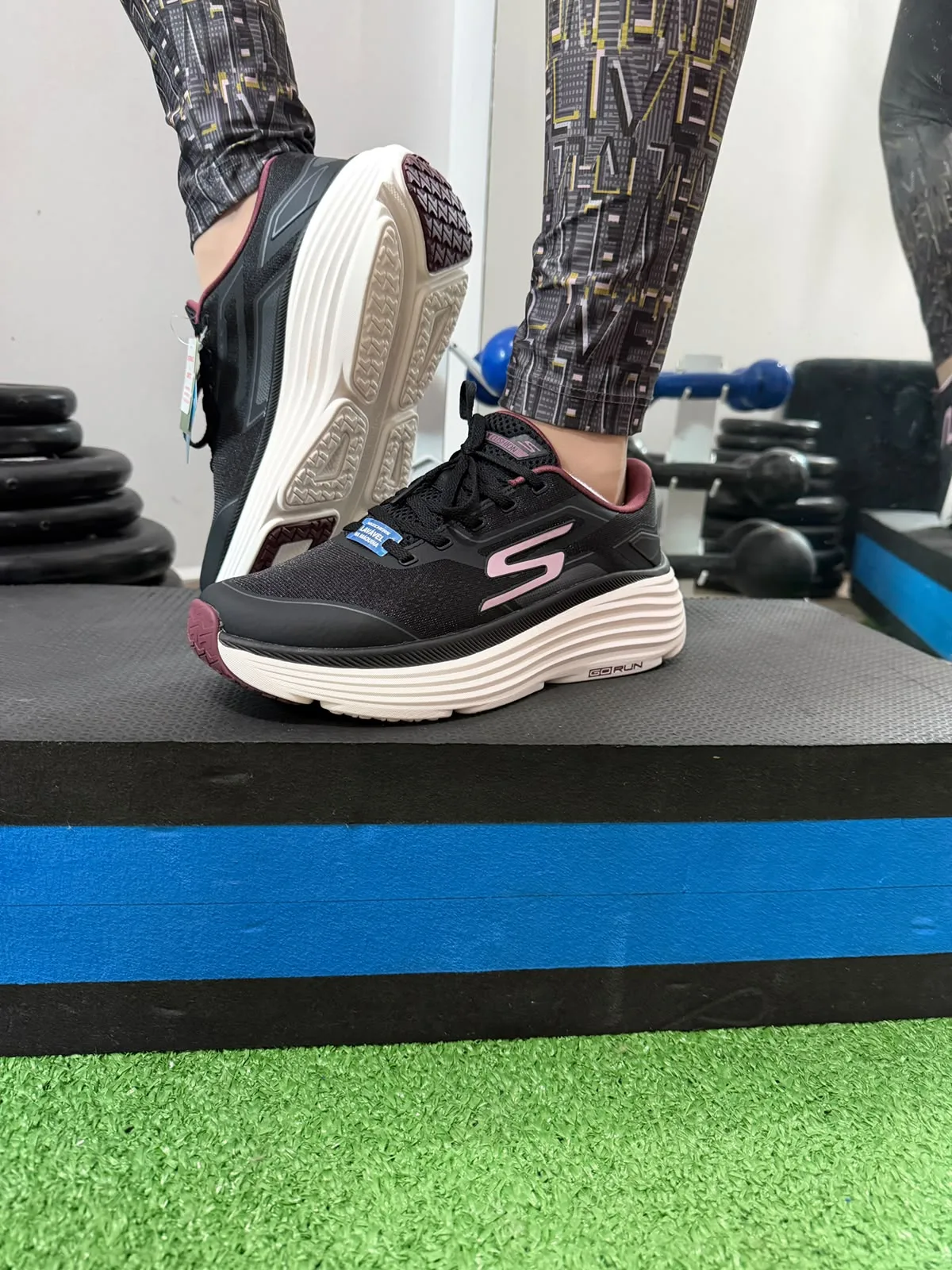 Tênis Feminino Skechers Max Cushioning Endeavour para Corrida Preto