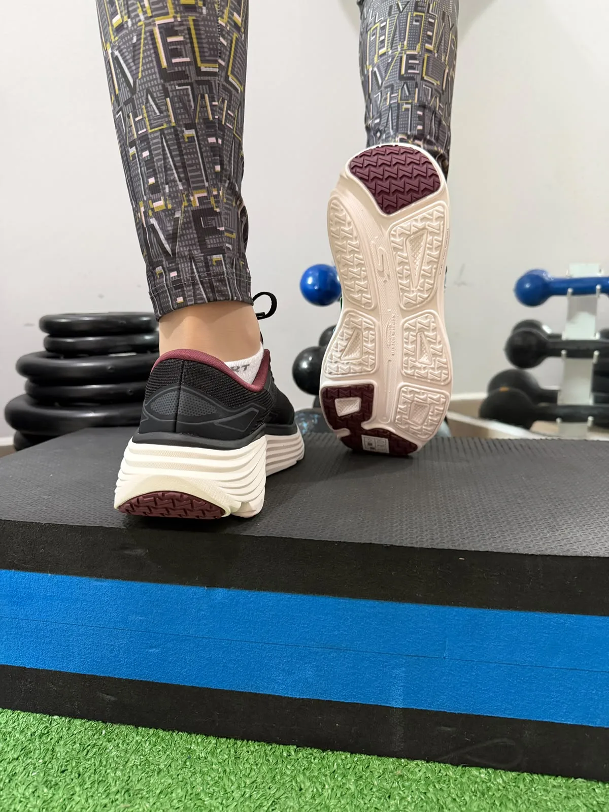 Tênis Feminino Skechers Max Cushioning Endeavour para Corrida Preto