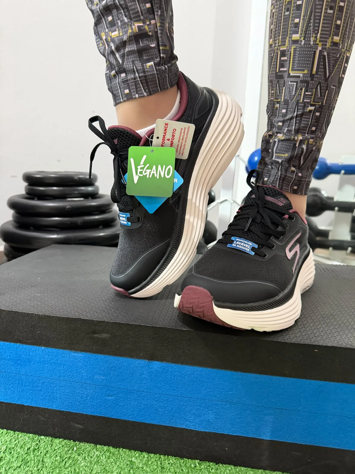 Tênis Feminino Skechers Max Cushioning Endeavour para Corrida Preto