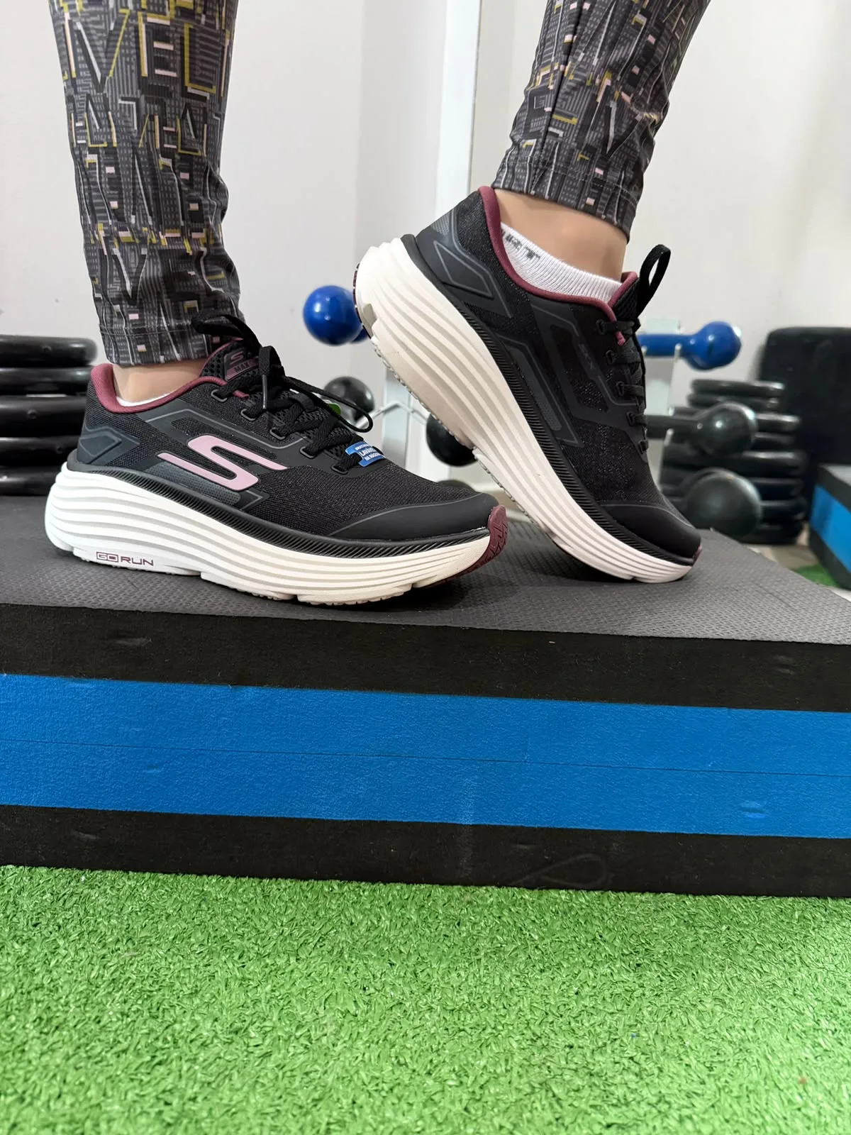 Tênis Feminino Skechers Max Cushioning Endeavour para Corrida Preto