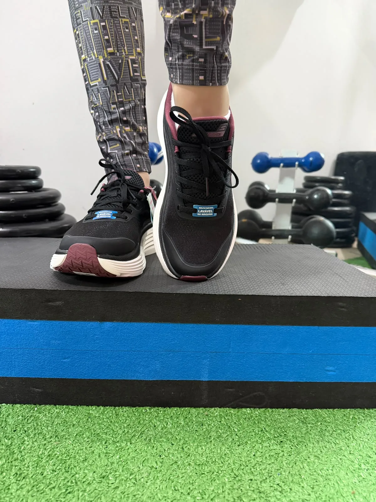 Tênis Feminino Skechers Max Cushioning Endeavour para Corrida Preto