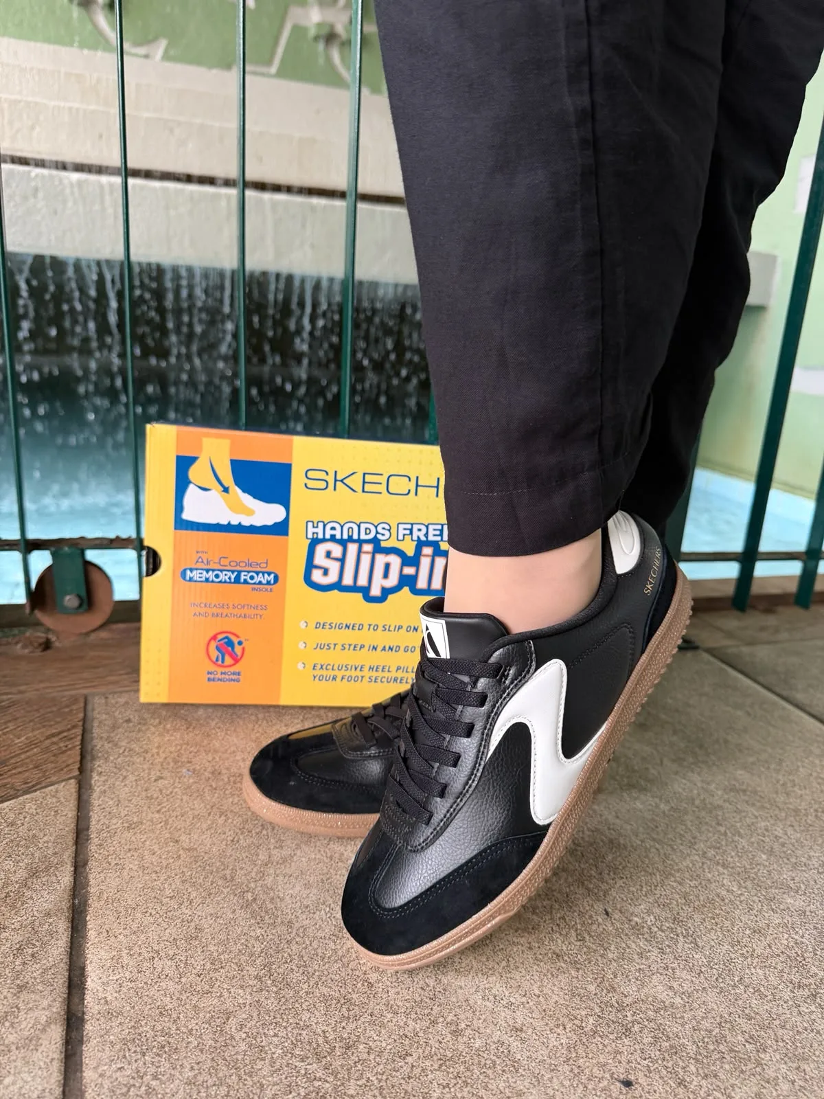 Tênis Feminino Casual Skechers Hands Free Slip-ins Preto