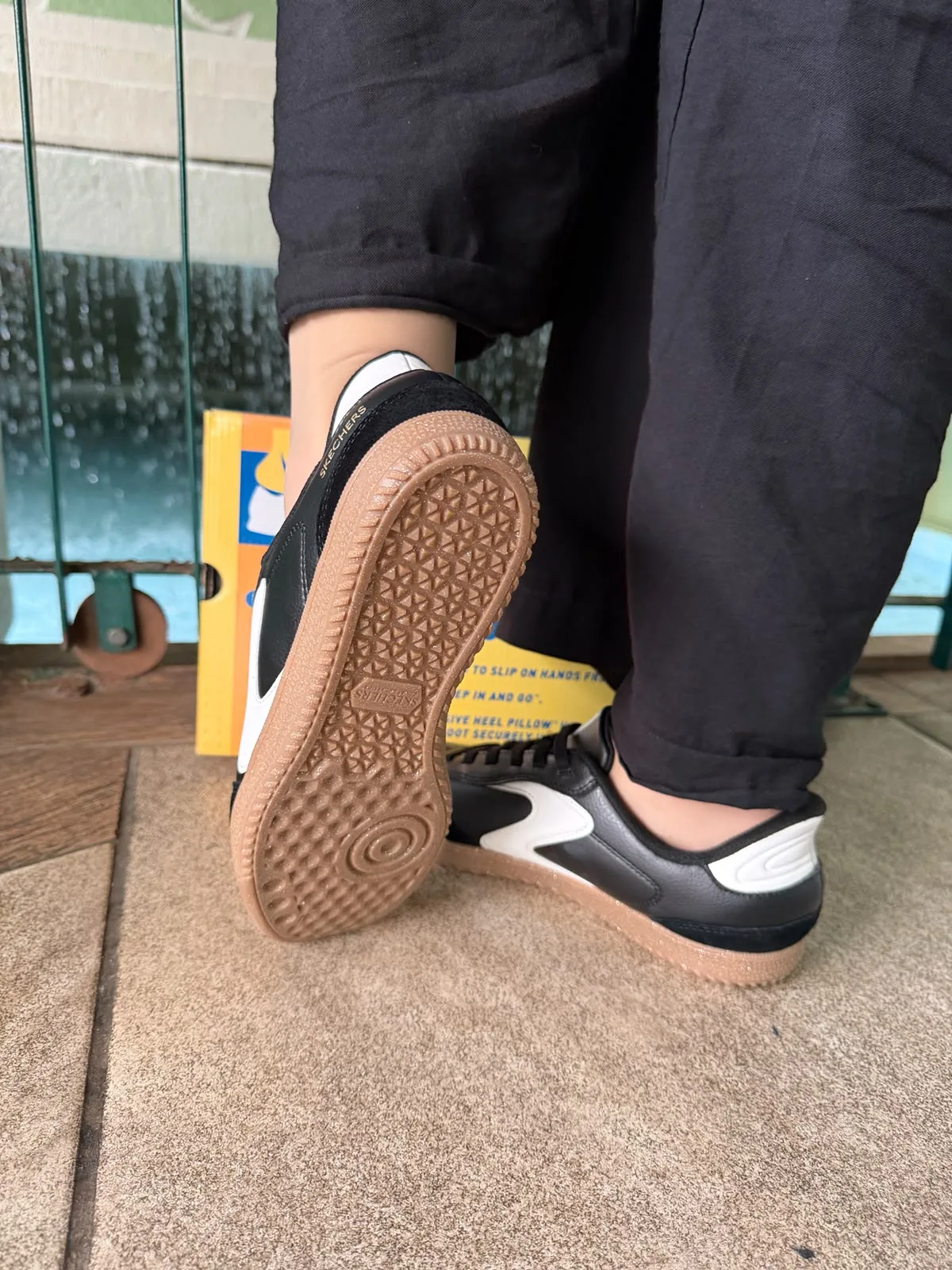 Tênis Feminino Casual Skechers Hands Free Slip-ins Preto
