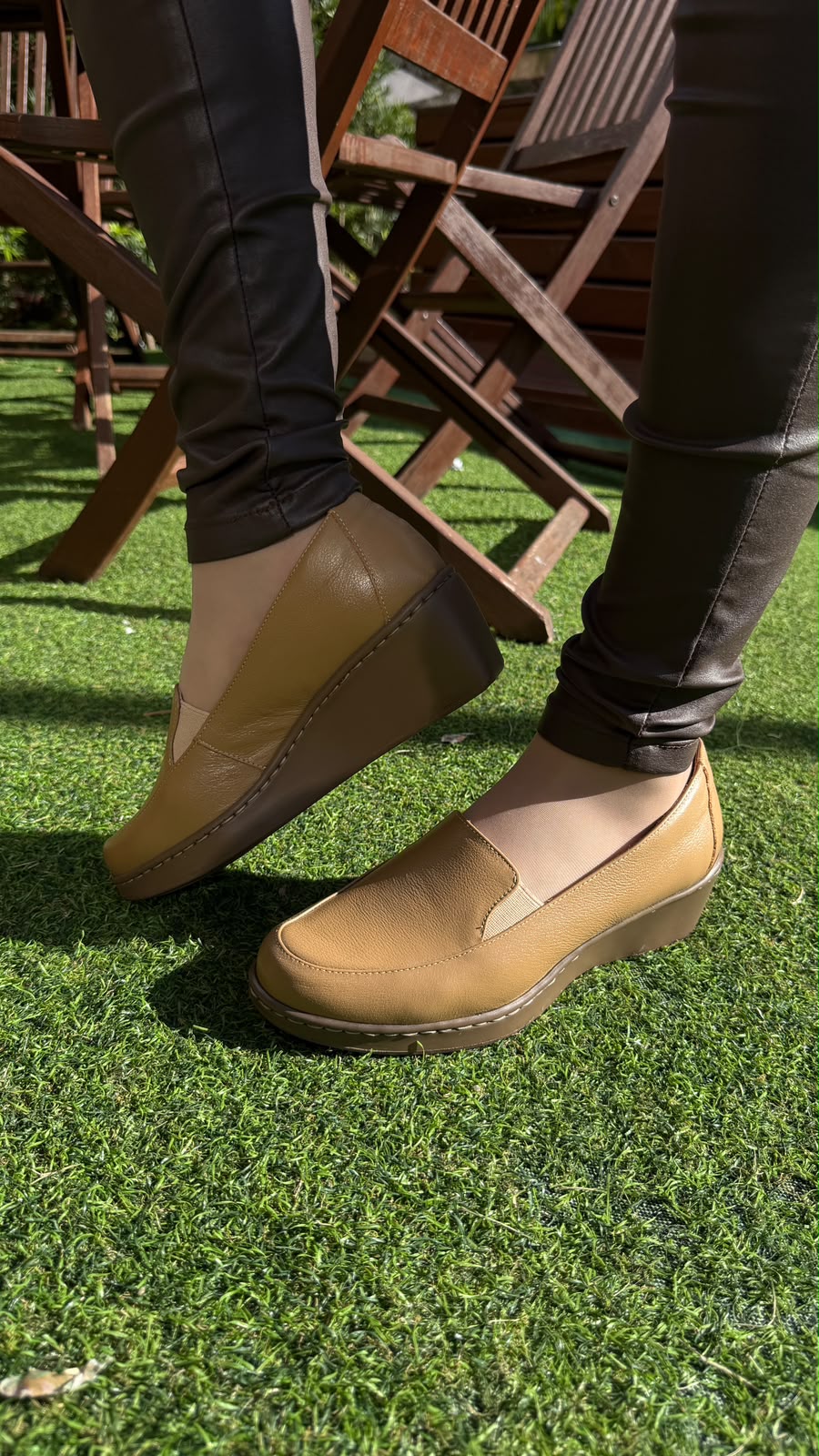 Sapato Feminino Anabela em Couro Antistress