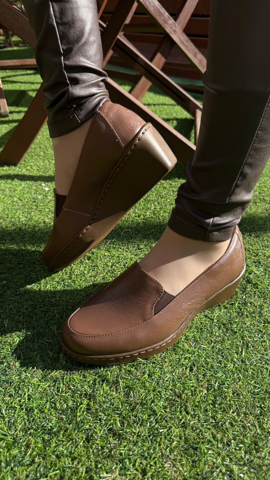 Sapato Feminino Anabela em Couro Antistress